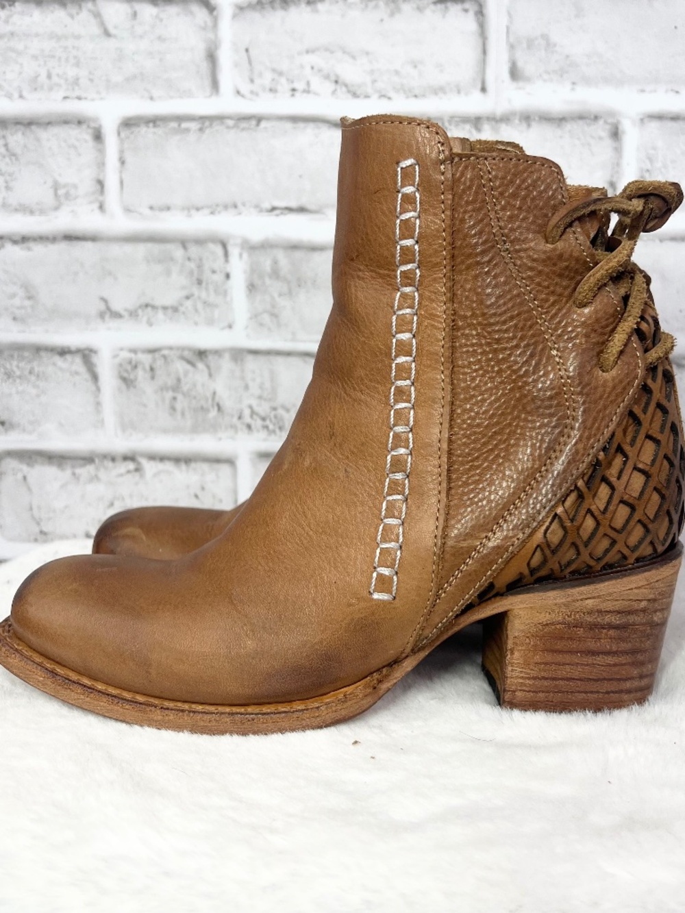 FREEBIRD BY STEVEN • Dreamer Wheat Leather Lace Up Ankle Boots Size 8 w/ Box & B